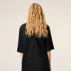 Tricou negru din satin cu mâneci scurte și detalii din tricot Tricou negru din satin cu mâneci scurte și detalii din tricot