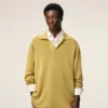 Tricou polo cu mâneci lungi din lână galbenă Tricou polo cu mâneci lungi din lână galbenă