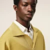 Tricou polo cu mâneci lungi din lână galbenă Tricou polo cu mâneci lungi din lână galbenă